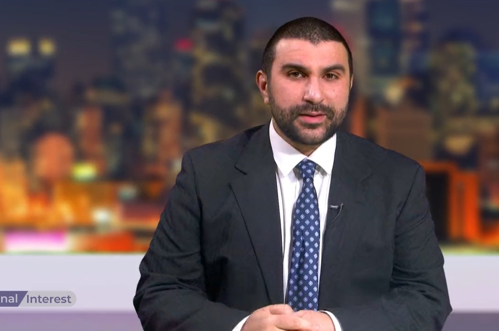 Αυτό το στιγμιότυπο οθόνης δείχνει τον Βρετανό δημοσιογράφο και πολιτικό σχολιαστή Σάμι Χαμντί να παρουσιάζει ειδήσεις.