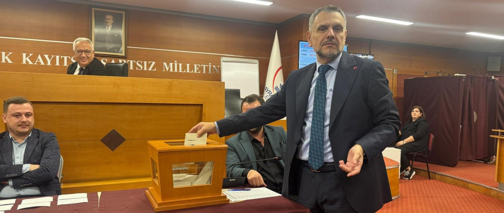 The People’s Alliance candidate Ibrahim Akın votes for the Bayrampaşa acting mayoral election, Istanbul, Türkiye, Oct. 26, 2025. (AA Photo)