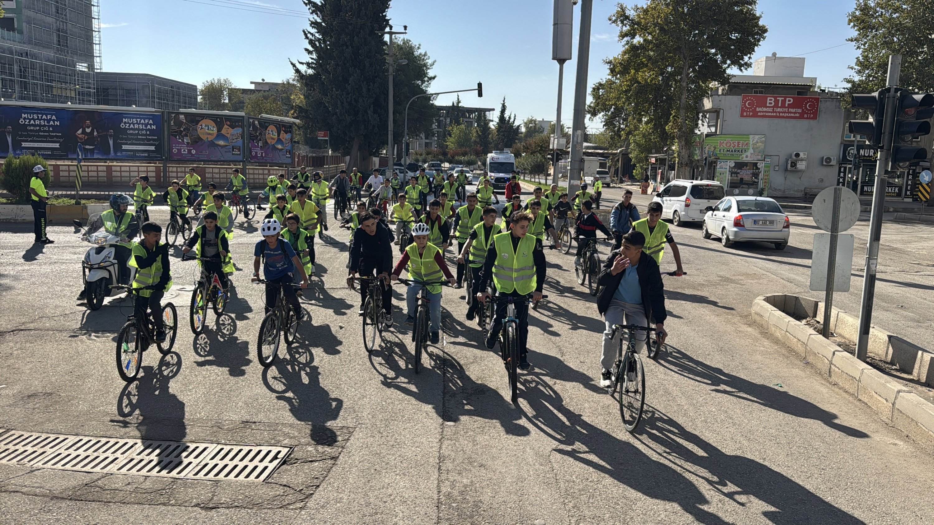 Ciclistas participan en la gira “Pedaleando por la Independencia” organizada por la Sociedad de la Media Luna Verde Turca, Adıyaman, Türkiye, 23 de octubre de 2025. (Foto AA)
