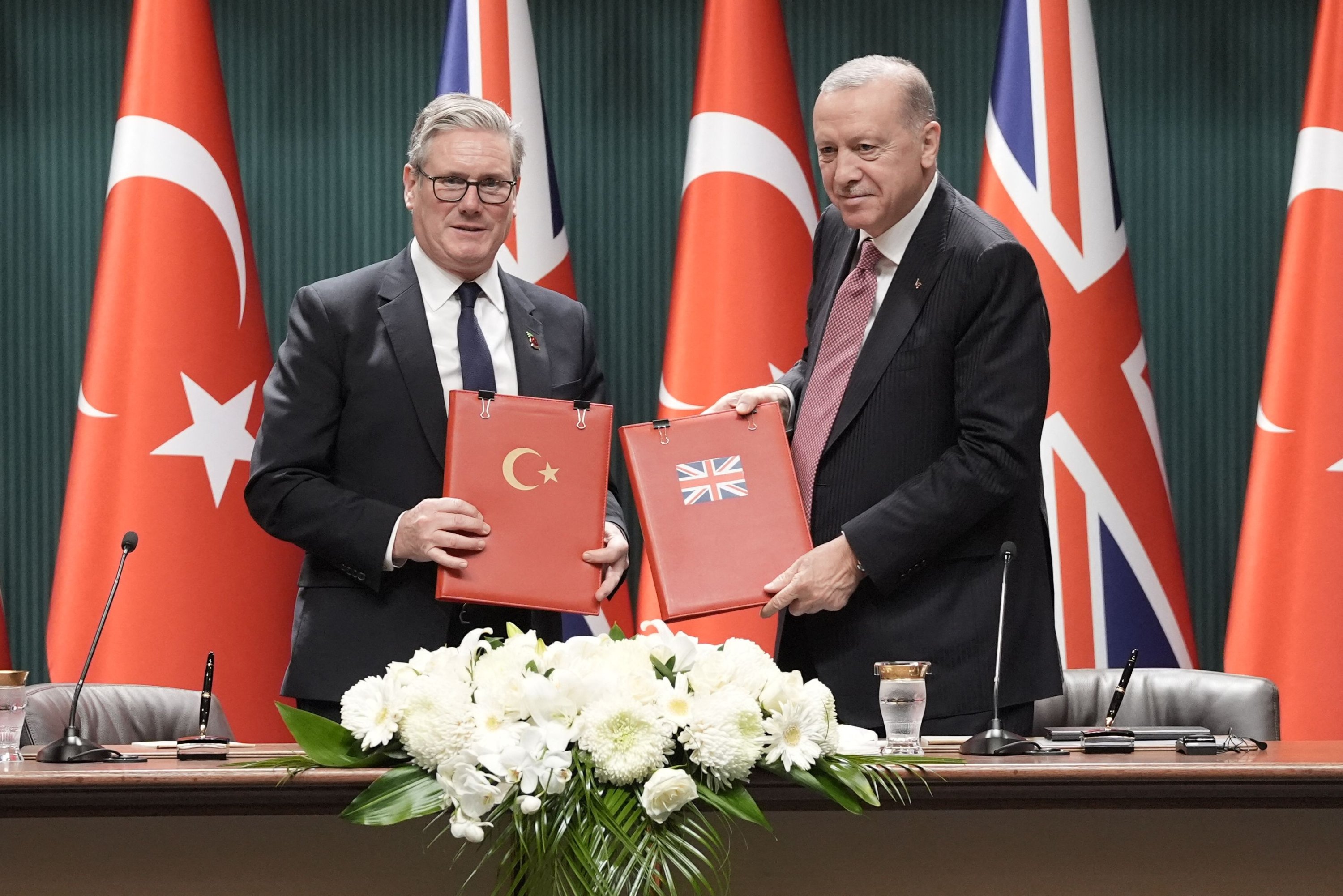 Britain's Prime Minister Keir Starmer (L) and Türkiye's President Recep Tayyip Erdoğan pose after signing an agreement to sell 20 Eurofighter jets to Ankara in a 10-year deal at the Presidential Palace, Ankara, Türkiye, Oct. 27, 2025. (AFP Photo)