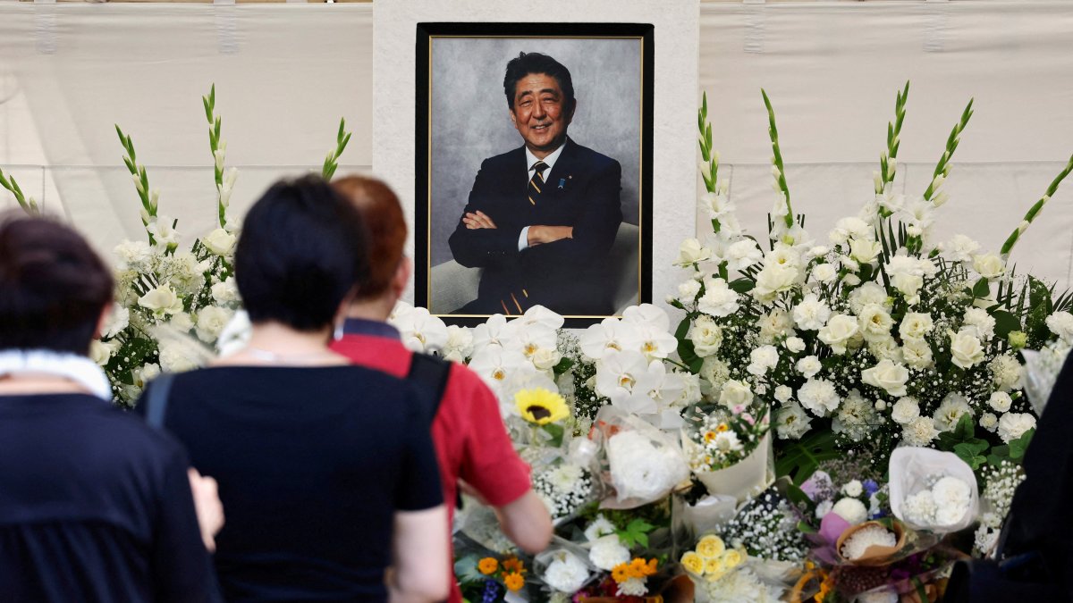 Mourners offer flowers and prayers for the late Japanese Prime Minister Shinzo Abe, who was shot while campaigning for a parliamentary election in 2022, in Tokyo, Japan, July 8, 2023. (Reuters Photo)