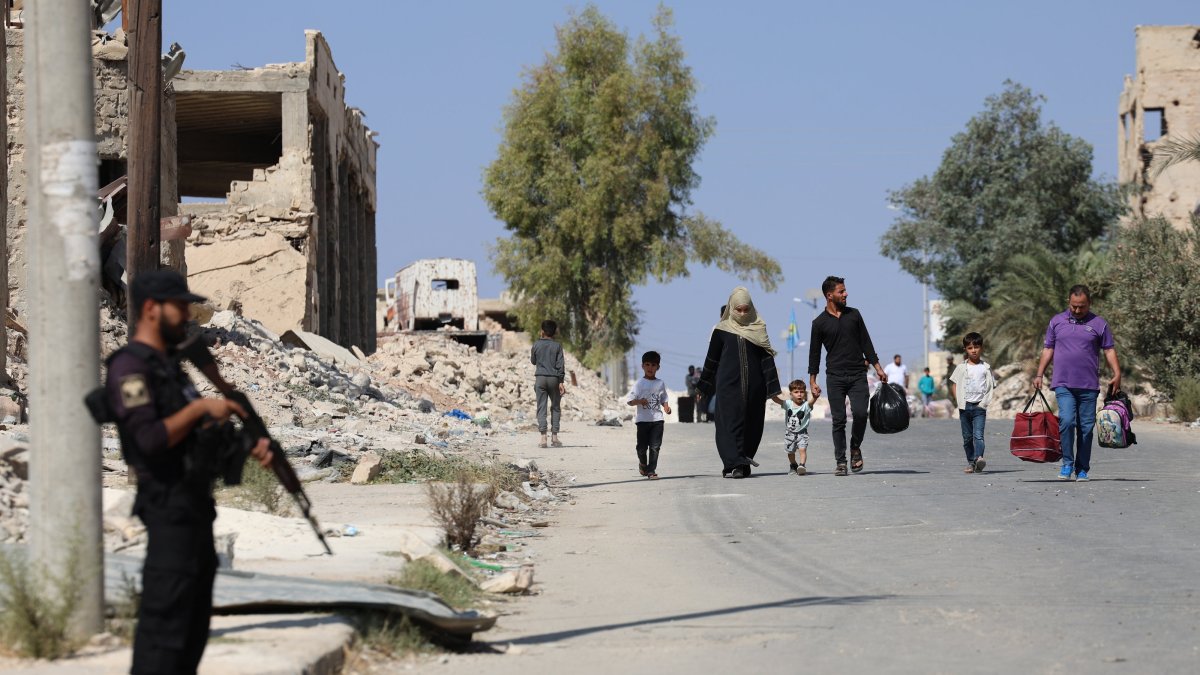 Syrian civilians move to safe places after clashes between Syrian security forces and the YPG terrorist group, Aleppo, Syria, Oct. 7, 2025. (AA Photo)