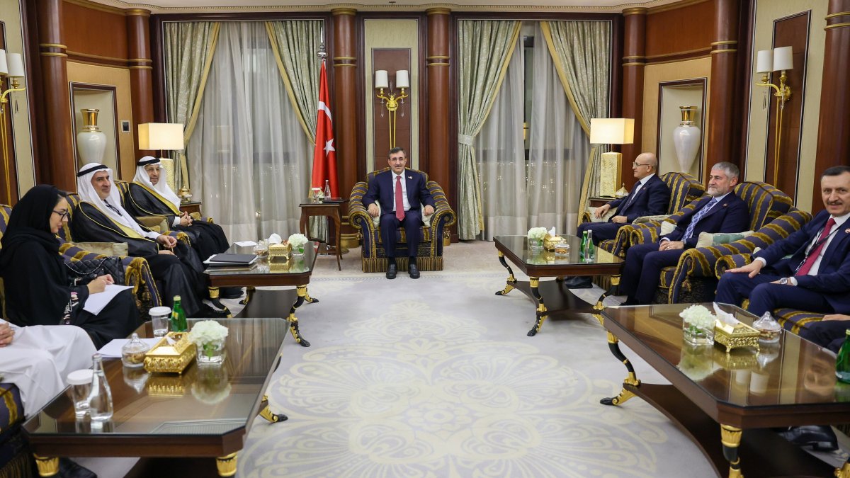 Vice President Cevdet Yılmaz (4th R) meets with Saudi Investment Minister Khalid bin Abdulaziz al-Falih (3rd L) on the sidelines of the 9th Future Investment Initiative Forum in Riyadh, Saudi Arabia, Oct. 29, 2025. (AA Photo)