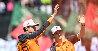 McLaren&#039;s Lando Norris (L) and Oscar Piastri (R) wave to fans during the drivers&#039; parade ahead of the Mexico City Formula One Grand Prix at the Hermanos Rodriguez racetrack, Mexico City, Mexico, Oct. 26, 2025. (AFP Photo)