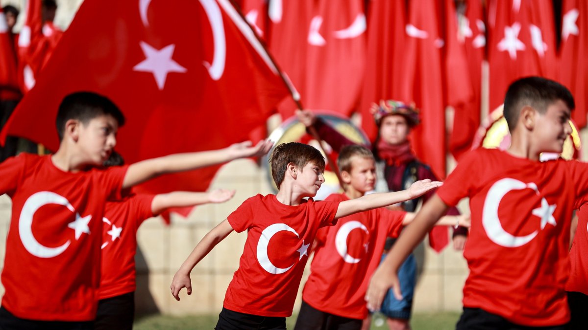 Türkiye honors 102 years of republic with vibrant public celebrations