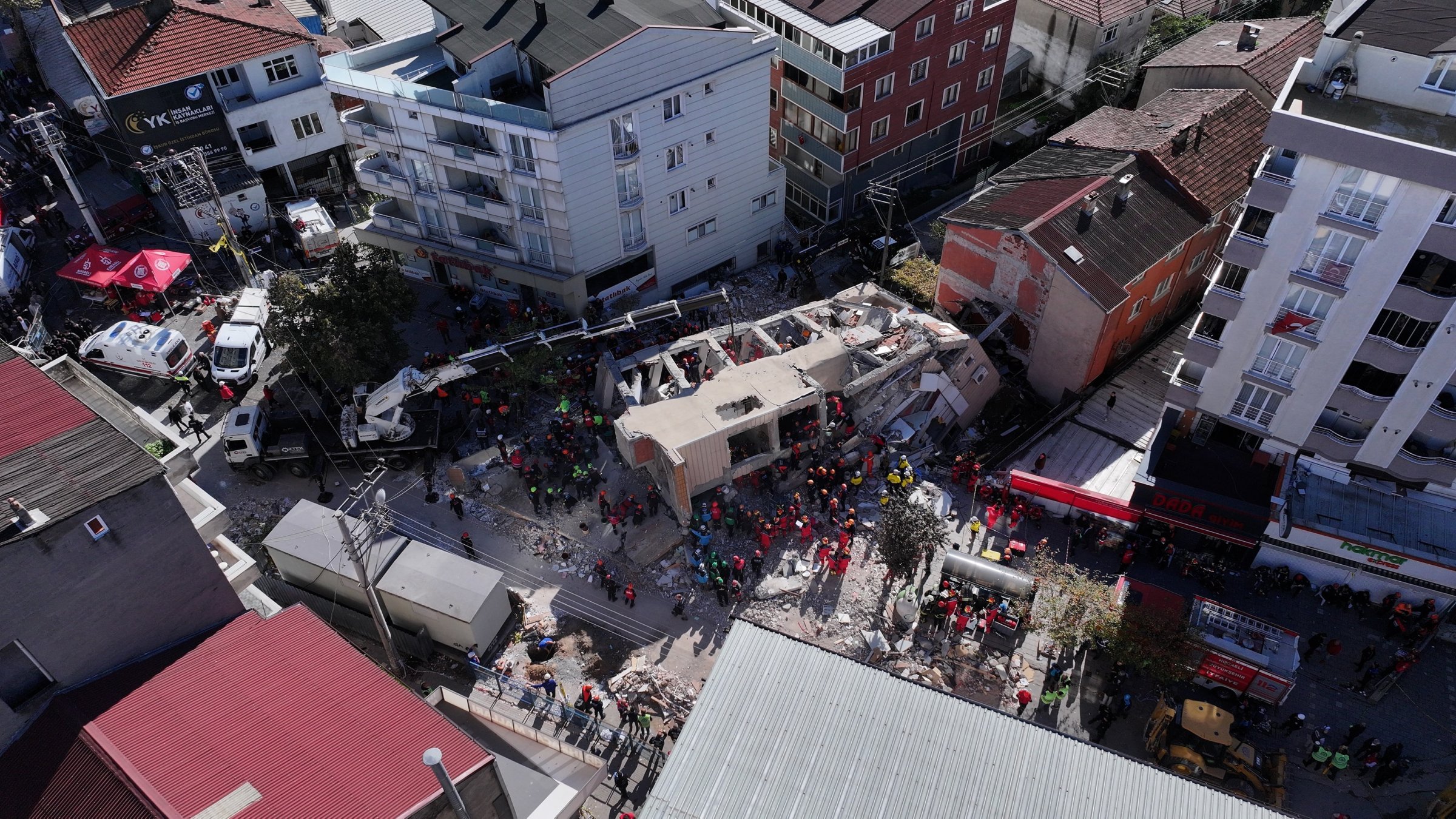 An aerial view of the seven-story building that collapsed, showing ongoing rescue efforts and the evacuated area in Gebze, Kocaeli, Türkiye, Oct. 29, 2025. (AA Photo)