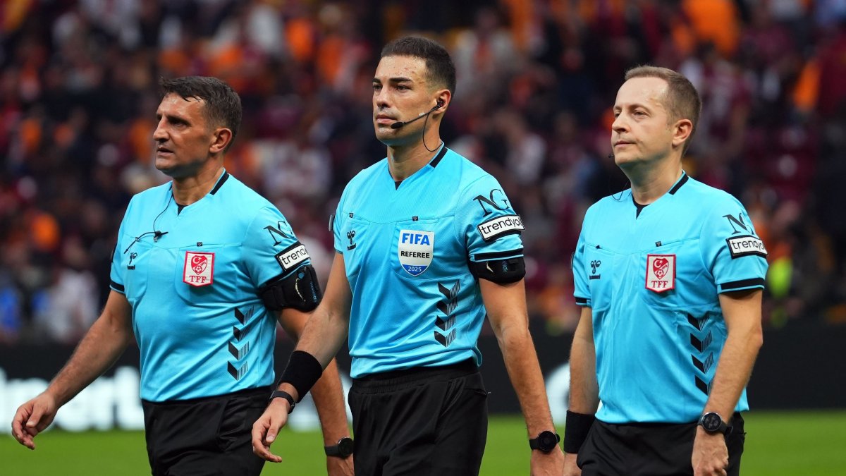 Turkish referee Oğuzhan Çakır (C) and his assistants are seen during a match between Göztepe and Galatasaray, Istanbul, Türkiye, Oct. 27, 2025. (IHA Photo)