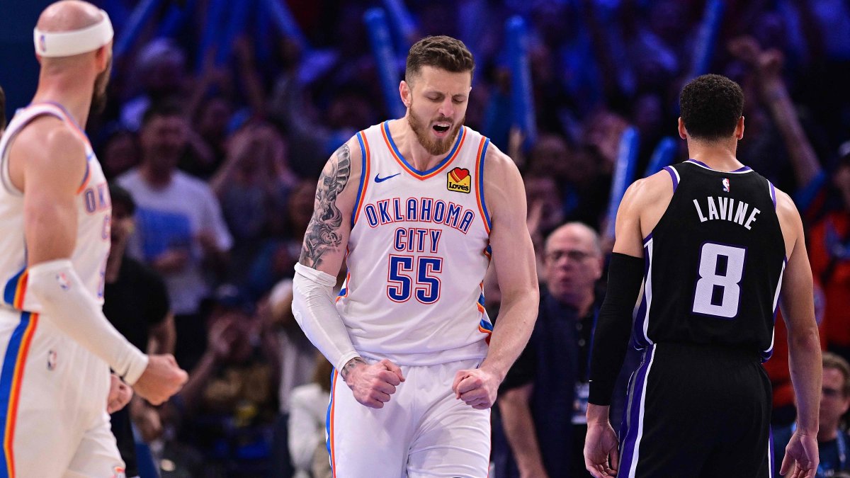 Oklahoma City Thunder's Isaiah Hartenstein (C) reacts after scoring in the second half against the Sacramento Kings at Paycom Center, Oklahoma City, Oct. 28, 2025. (AFP Photo)