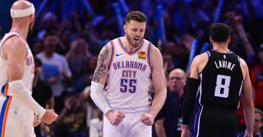 Oklahoma City Thunder&#039;s Isaiah Hartenstein (C) reacts after scoring in the second half against the Sacramento Kings at Paycom Center, Oklahoma City, Oct. 28, 2025. (AFP Photo)