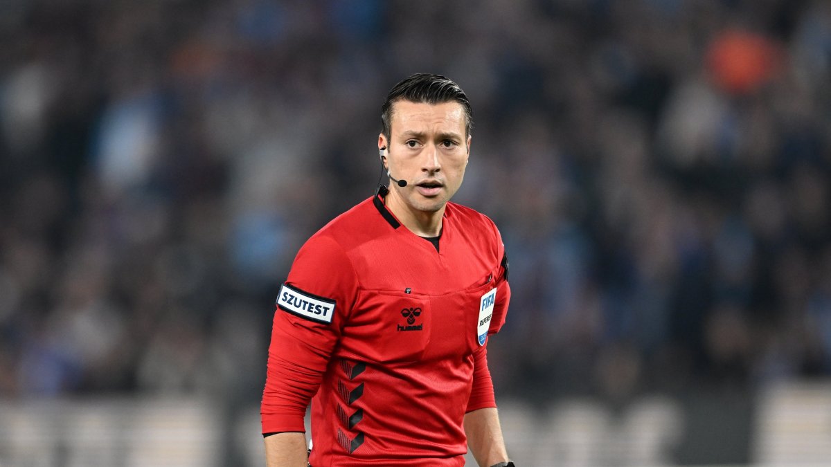 Referee Zorbay Küçük officiates the Süper Lig match between Trabzonspor and Eyüpspor at Papara Park, Trabzon, Türkiye, Oct. 25, 2025. (AA Photo)
