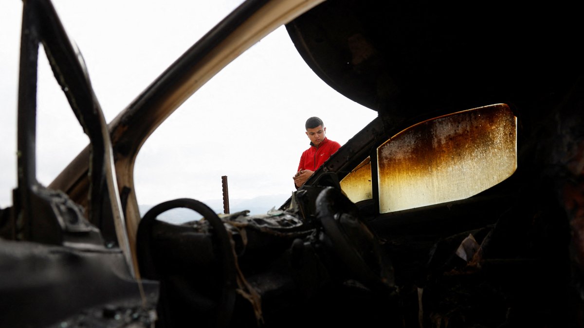 Israeli settlers burn Palestinian vehicles amid West Bank raids