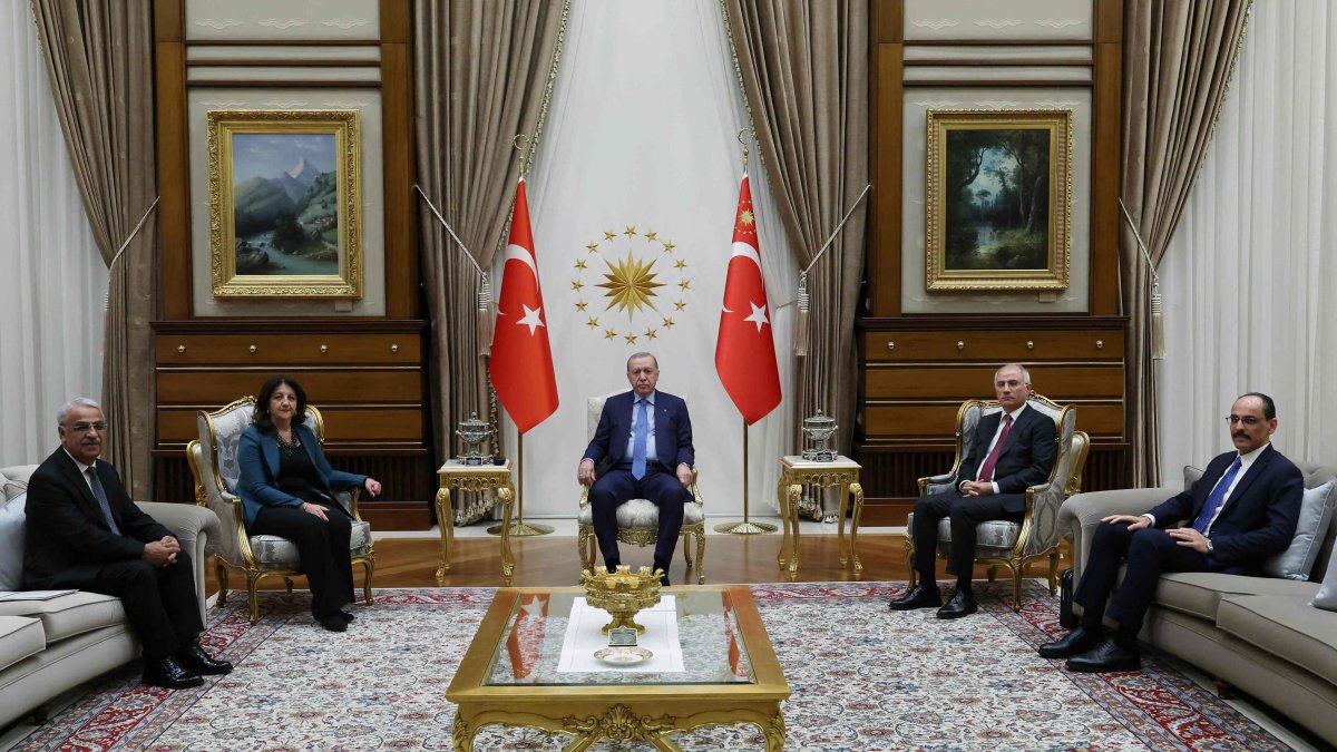 President Recep Tayyip Erdoğan holds a meeting with DEM Party delegation members Pervin Buldan (2nd L) and Mithat Sancar (L), as well as MIT head Ibrahim Kalın (R) and Justice and Development Party Deputy Chair Efkan Ala (2nd R), Ankara, Türkiye, Oct. 30, 2025. (AFP via Handout)