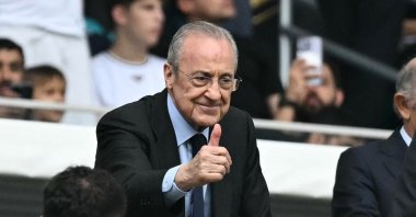 President of Real Madrid Florentino Perez gives a thumbs-up to the fans ahead of the FIFA Club World Cup 2025 round of 16 football match between Spain&#039;s Real Madrid and Italy&#039;s Juventus at the Hard Rock Stadium, Miami, U.S., July 1, 2025. (AFP Photo)
