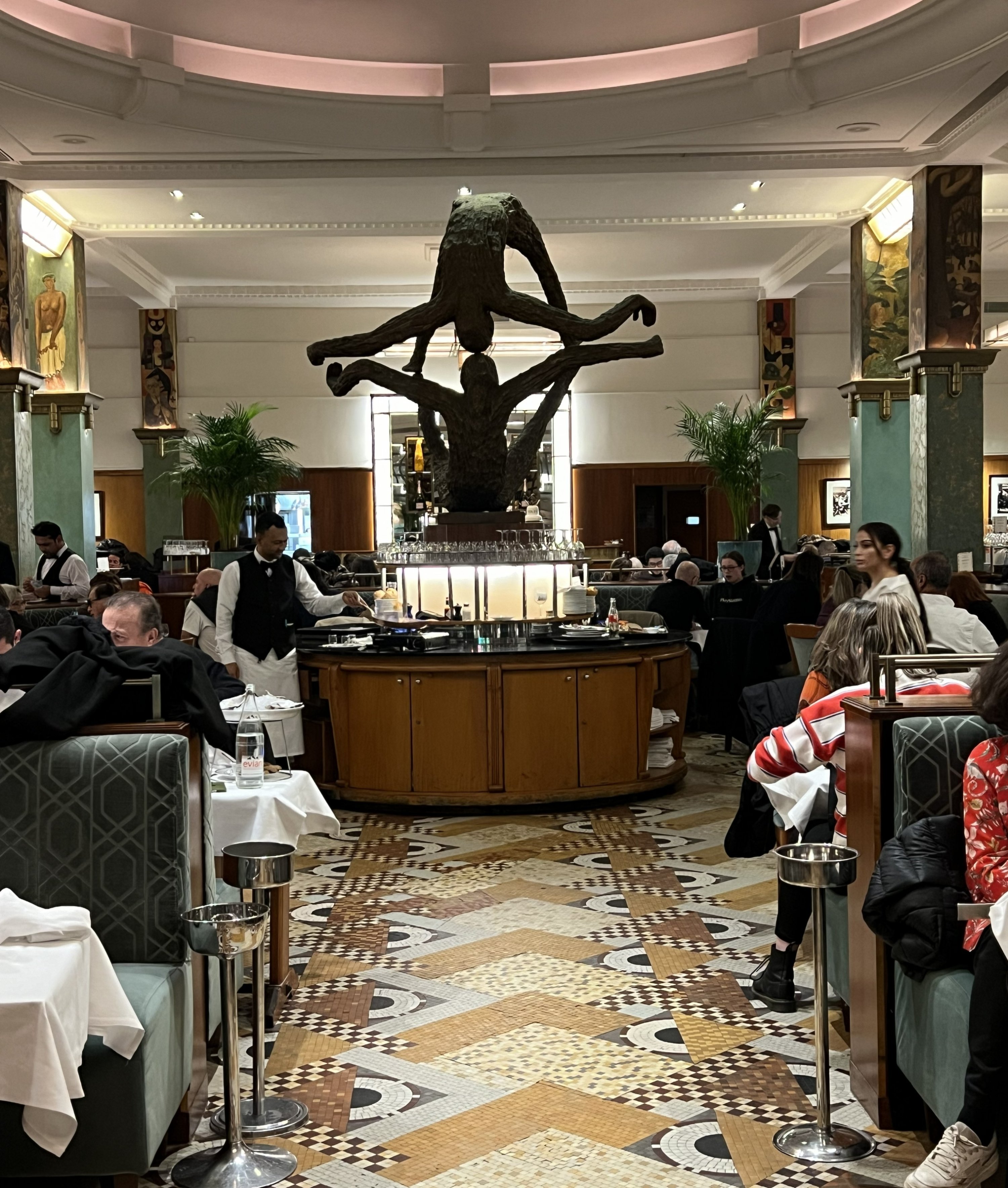 Vista interior del restaurante La Coupole Paris, París, Francia, 24 de octubre de 2025. (Foto de İlker Topdemir)