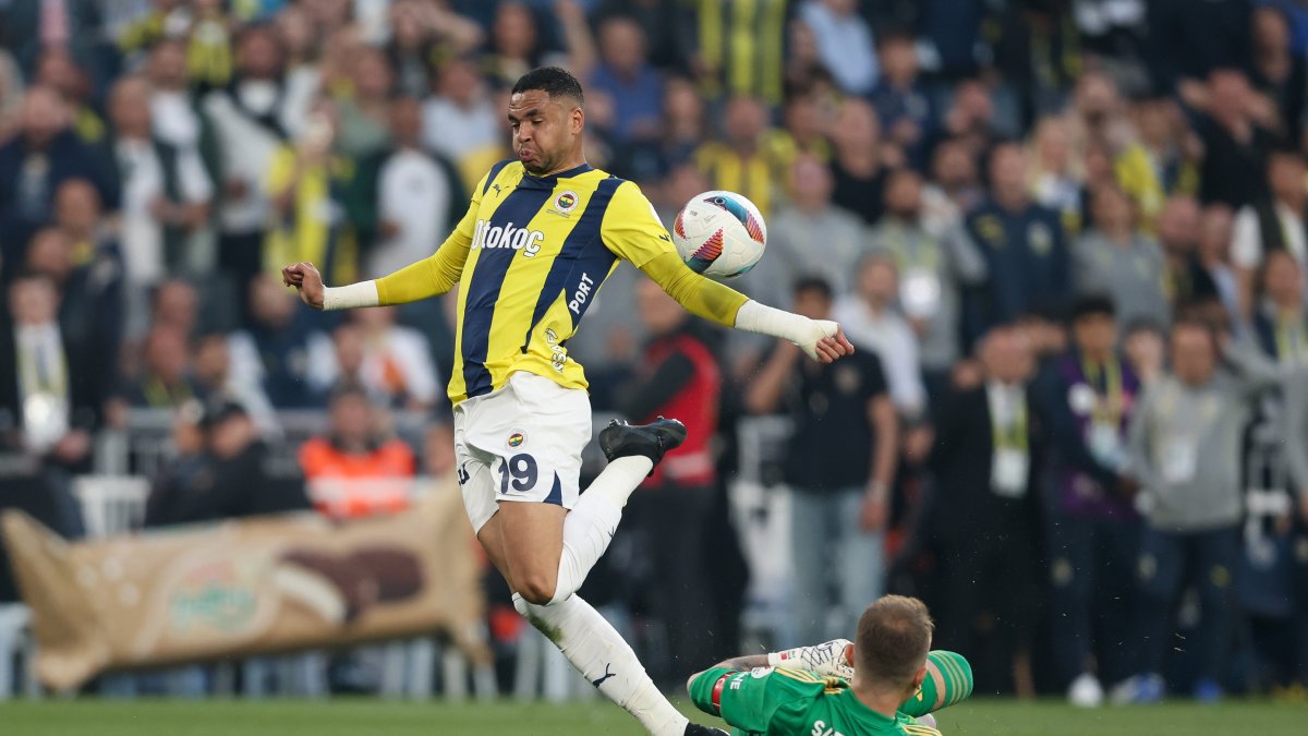 Fenerbahçe's Youssef En-Nesyri (L) is tackled by Beşiktaş's Mert Günok during the Turkish Süper Lig match, Istanbul, Türkiye, May 4, 2025. (Getty Images Photo)