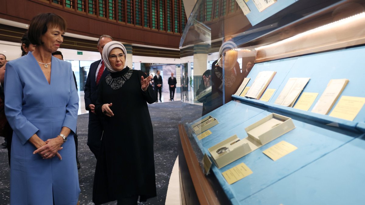 First lady Emine Erdoğan guides Charlotte Merz, wife of German Chancellor Friedrich Merz, through the Presidential Library, explaining the exhibits, Ankara, Türkiye, Oct. 30, 2025. (AA Photo)