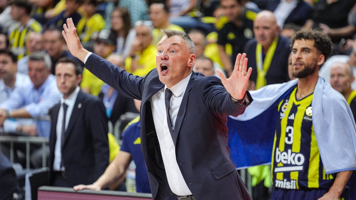 Fenerbahçe Beko head coach Sarunas Jasikevicius reacts during the Turkish Airlines EuroLeague Week 5 game against Bayern Munich at Ülker Sports and Event Hall, Istanbul, Türkiye, Oct. 16, 2025. (AA Photo)