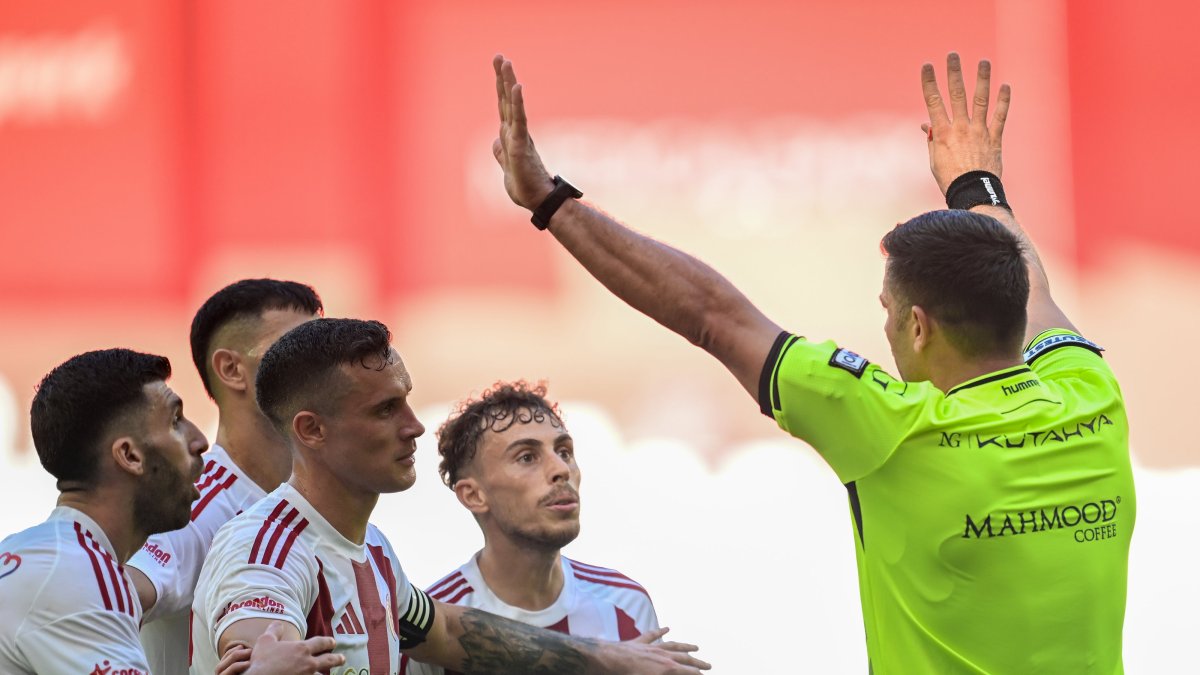 Antalyaspor players protest referee Ümit Öztürk in the game with RAMS Başakşehir at Corendon Airlines Park, Antalya Stadium, Oct. 31, 2025. (AA Photo)