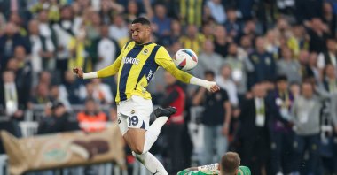 Fenerbahçe&#039;s Youssef En-Nesyri (L) is tackled by Beşiktaş&#039;s Mert Günok during the Turkish Süper Lig match, Istanbul, Türkiye, May 4, 2025. (Getty Images Photo)