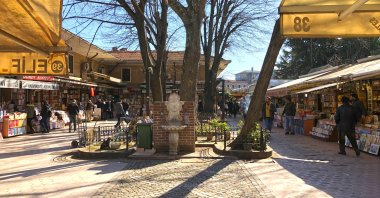 People visit the historic Sahaflar Çarşısı, a second-hand book bazaar that was once a hub of Turkish intellectual life, located in an ancient courtyard between Beyazıt Mosque and the Grand Bazaar in Fatih, Istanbul, Türkiye, Oct. 2, 2020. (Shutterstock Photo)