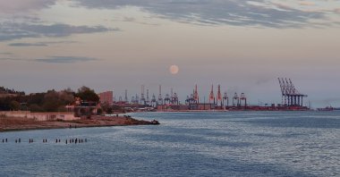 Cranes are seen at a port, Istanbul, Türkiye, Oct. 7, 2025. (IHA Photo)