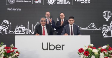 Industry and Technology Minister Mehmet Fatih Kacır (top R) and Uber CEO Dara Khosrowshahi (top L) oversee the signing of a memorandum of understanding by Türkiye’s Investment and Finance Office President Burak Dağlıoğlu (bottom R) and Uber’s Chief Business Officer Madhu Kannan, Istanbul, Türkiye, Oct. 31, 2025. (AA Photo)