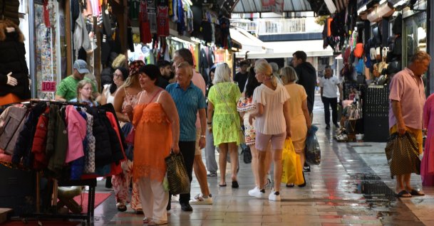 Tourists are seen at a local marketplace in the Marmaris district of Muğla province, southwestern Türkiye, Oct. 3, 2025. (AA Photo)