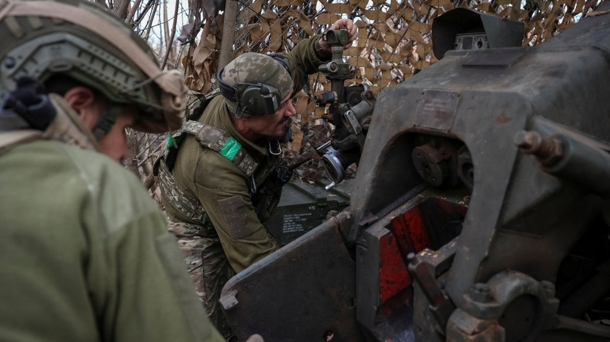 Artillerymen of the 82nd Separate Airborne Assault Brigade of the Ukrainian Armed Forces prepare to fire a D-30 howitzer towards Russian troops, amid Russia's attack on Ukraine, near the frontline town of Dobropillia in Donetsk region, Ukraine, Oct. 29, 2025. (Reuters Photo)