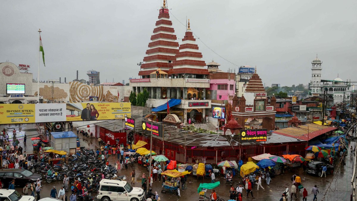 People gather next to the Hindu Mahavir Temple in Patna, India, Nov. 1, 2025. (AFP Photo)