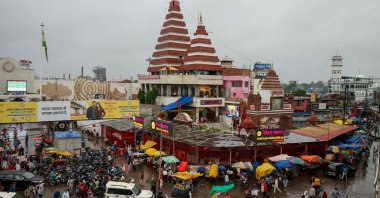 People gather next to the Hindu Mahavir Temple in Patna, India, Nov. 1, 2025. (AFP Photo)