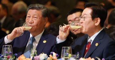 South Korean President Lee Jae Myung (R) and China&#039;s President Xi Jinping attend the gala dinner during the Asia-Pacific Economic Cooperation (APEC) Summit in Gyeongju, South Korea, Oct. 31, 2025. (AFP Photo)