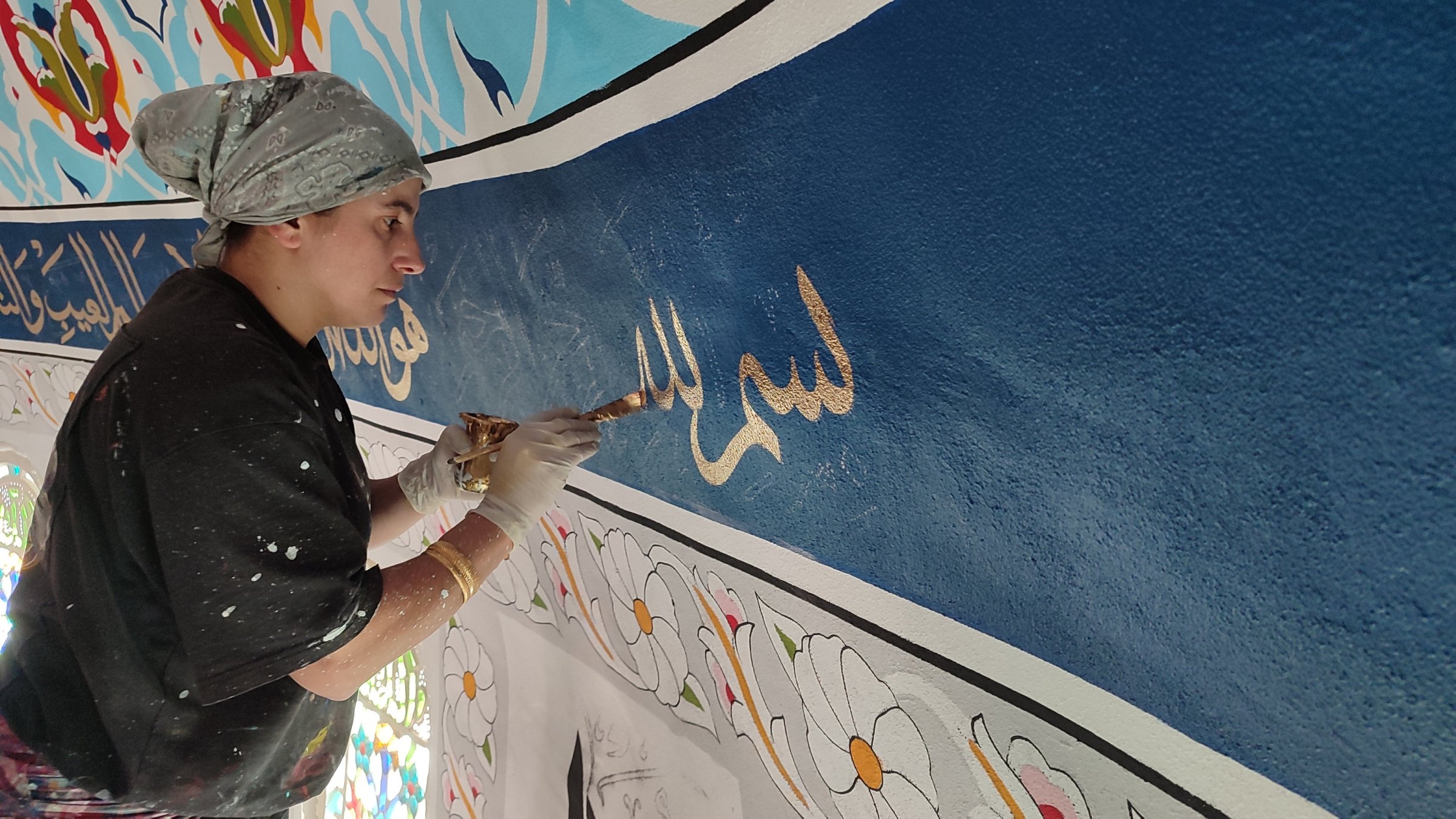 Female artists decorate mosques with heritage art across Türkiye