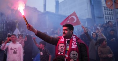 AK Party supporters cheer outside party&#039;s headquarters after an election victory, Istanbul, Türkiye, May 14, 2023. (AP Photo)