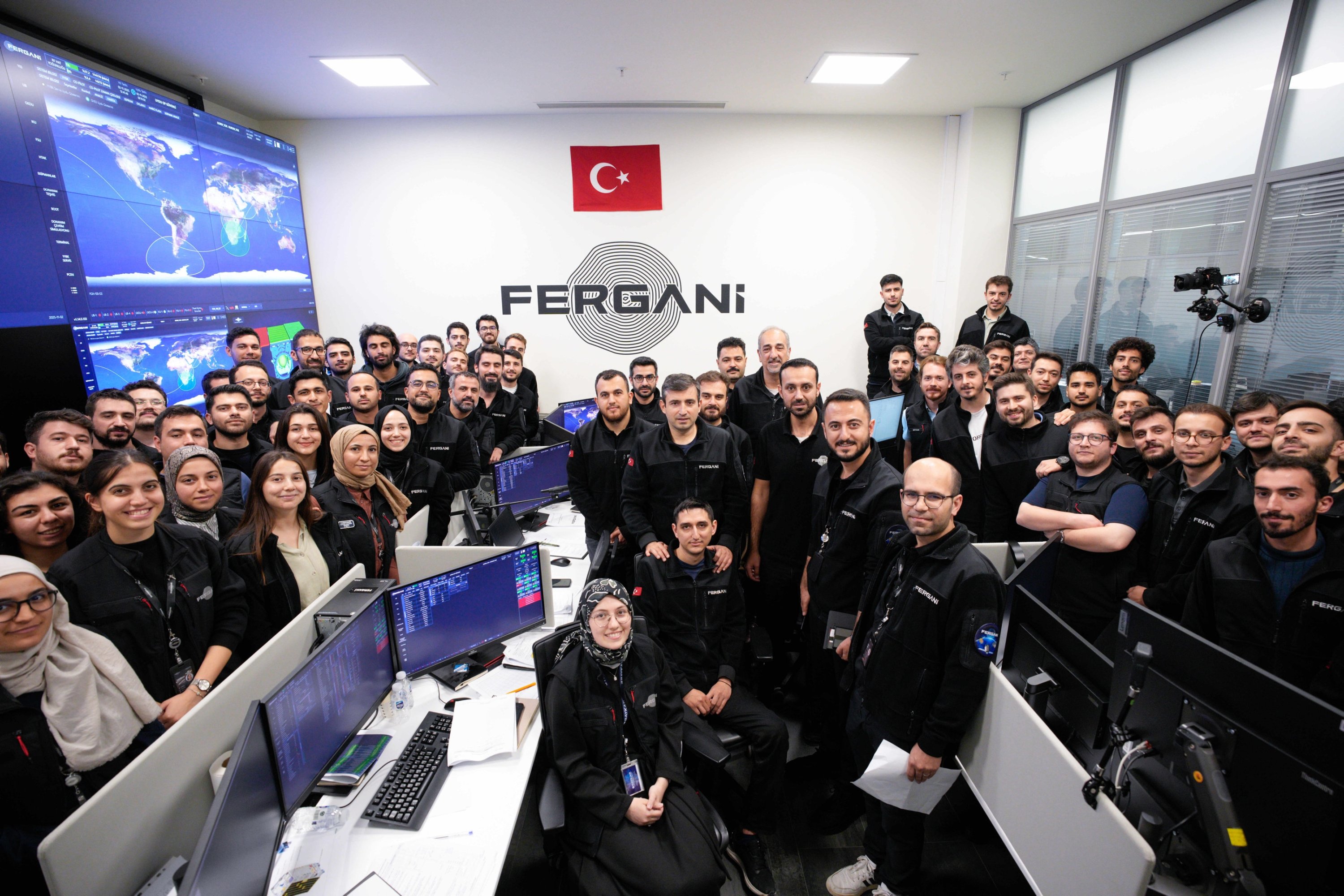 El director ejecutivo de Fergani Space, Selçuk Bayraktar (centro), junto a sus compañeros de equipo en medio del lanzamiento del satélite FGN-100-D2 al espacio, Estambul, Türkiye, 3 de noviembre de 2025. (Foto AA)