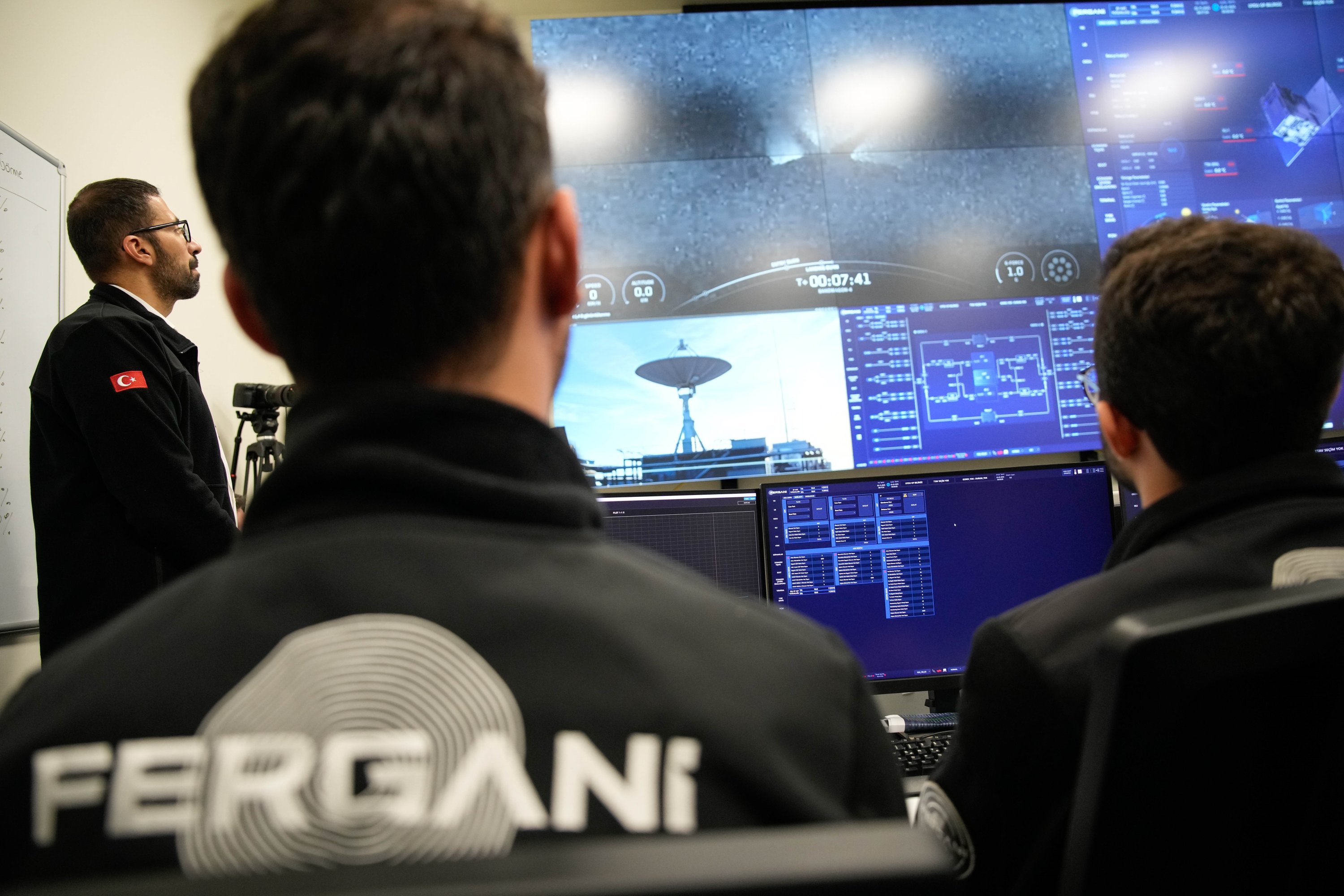 El equipo de Fergani Space sigue el lanzamiento del satélite FGN-100-D2 al espacio, Estambul, Türkiye, 3 de noviembre de 2025. (Foto IHA)