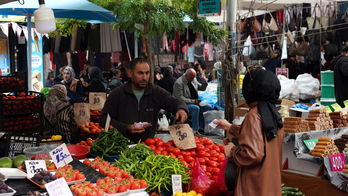 People shop at a green market in Istanbul, Türkiye, Oct. 22, 2025. (Reuters Photo)