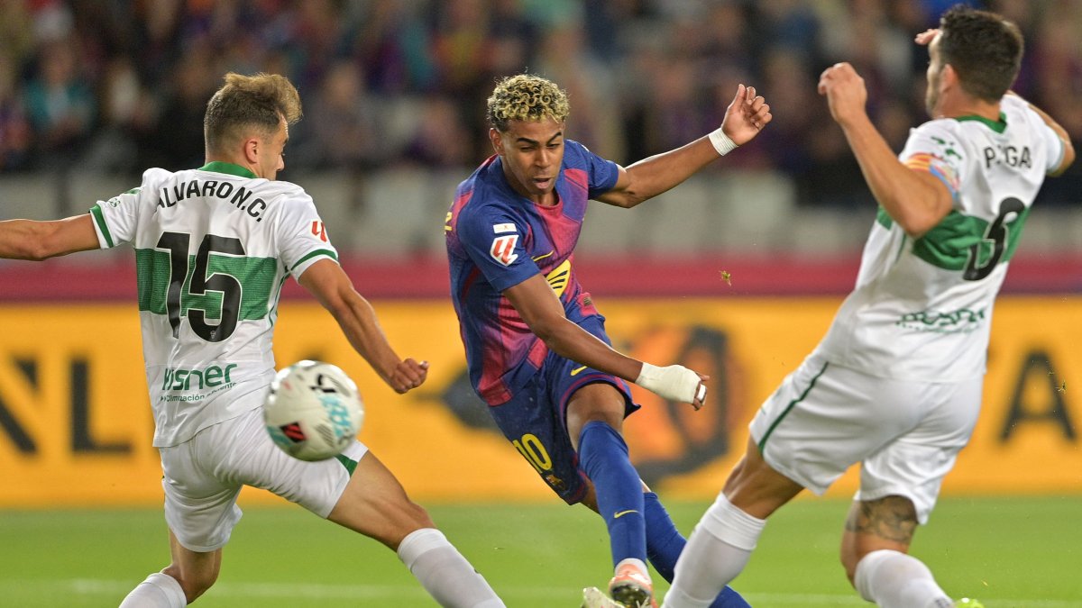 Barcelona's Lamine Yamal scores his team's first goal during the La Liga match against Elche at Estadi Olimpic Lluis Companys, Barcelona, Spain, Nov. 2, 2025. (AFP Photo)
