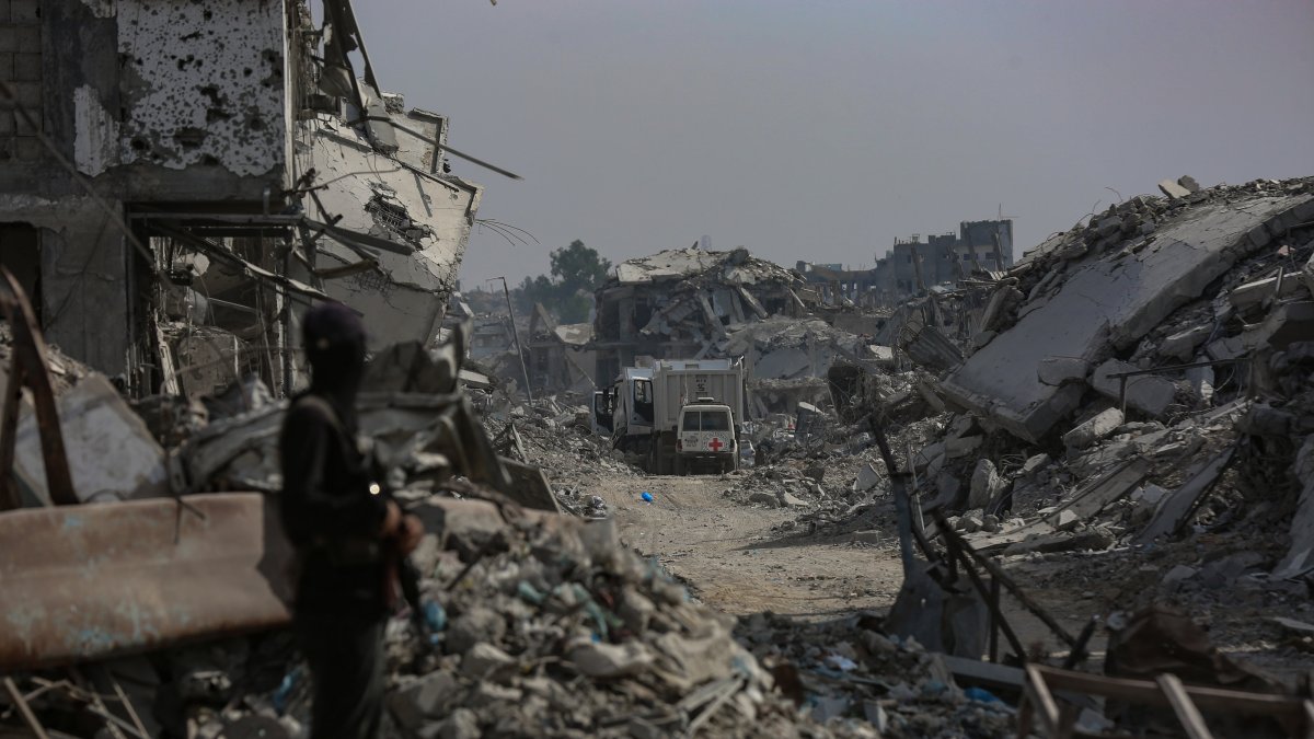 Fighters of the al-Qassam Brigades, the military wing of the Hamas resistance organization, stand guard as they search for the bodies of Israeli hostages alongside the Red Cross, Gaza, Palestine, Nov. 2, 2025. (EPA Photo)