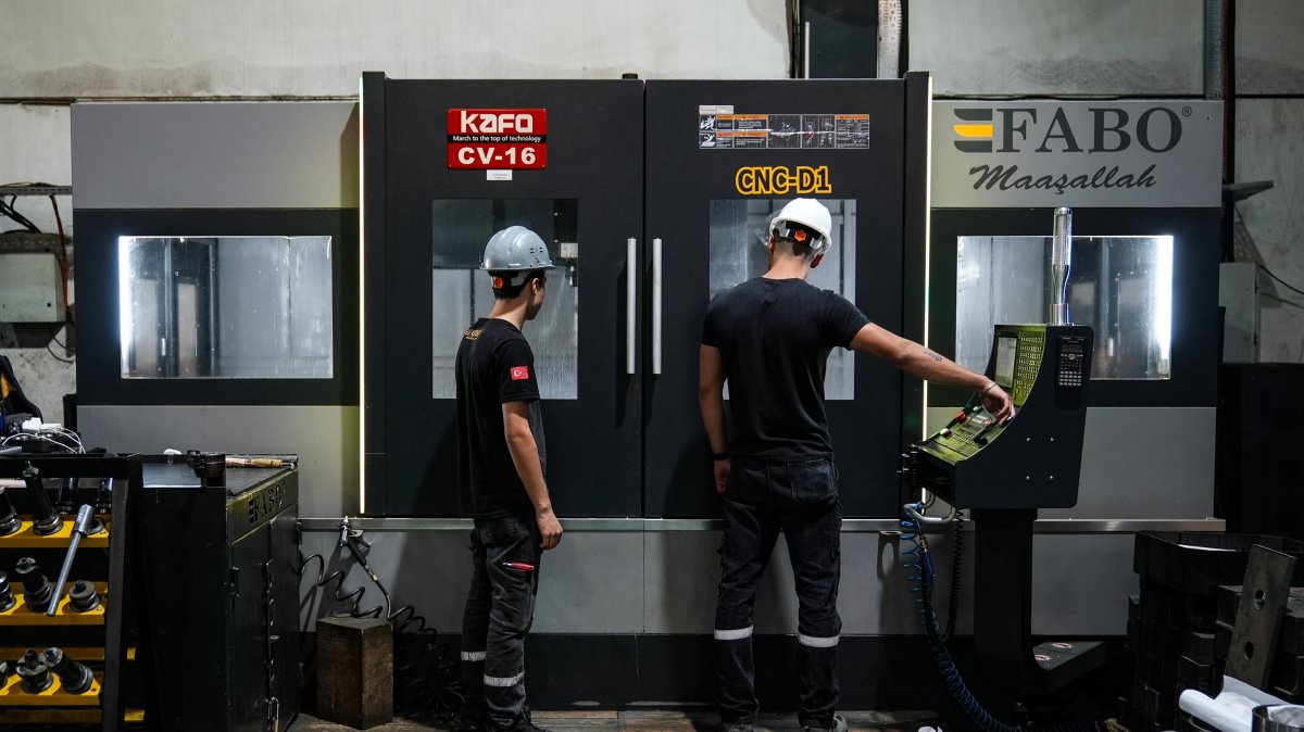 Workers are seen at a machinery manufacturer company operating in Izmir, western Türkiye, Sept. 30, 2025. (AA Photo)
