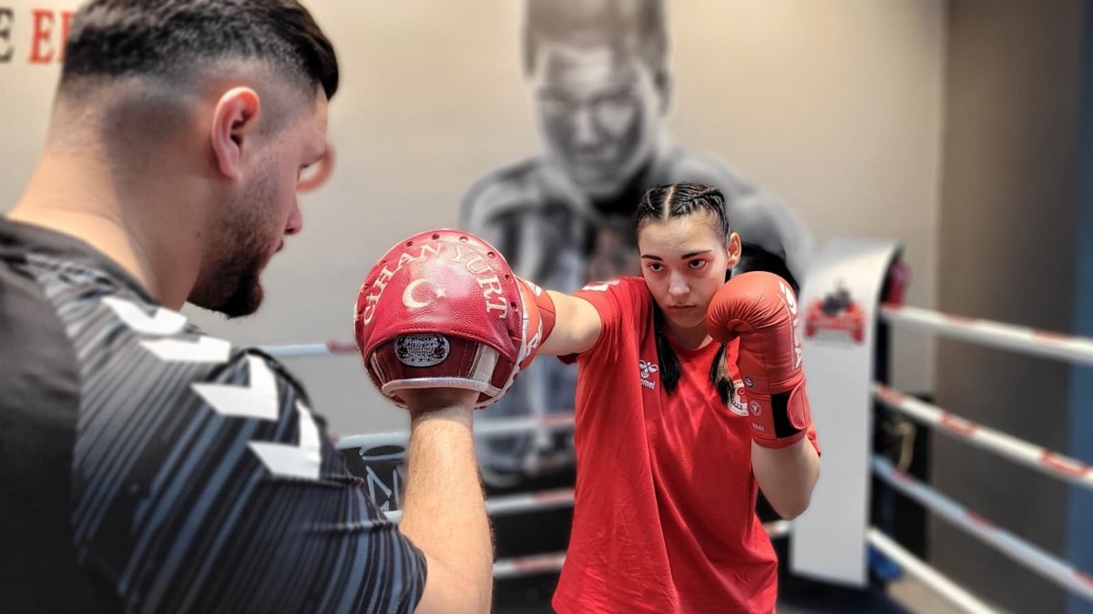 Turkish boxer Ayşenur Karaoğlan trains in the ring ahead of the Olympic Games qualifiers, Ankara, Türkiye, Nov. 3, 2025. (AA Photo)