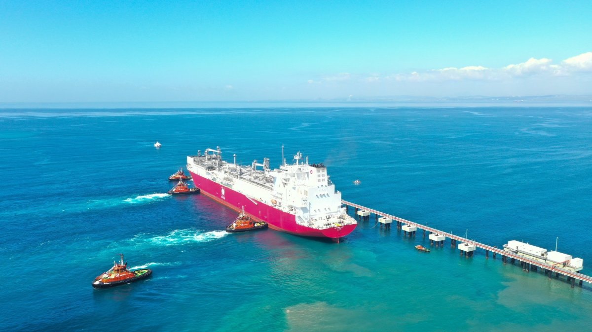 Türkiye’s first floating storage and regasification unit (FSRU) Ertuğrul Gazi arrives at the port in Dörtyol, Hatay, southern Türkiye, April 22, 2021. (AA Photo)