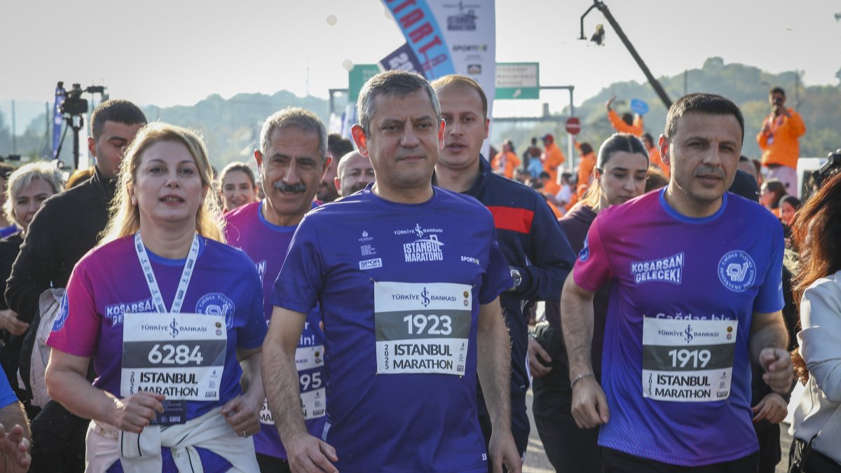 The CHP Chair Özgür Özel runs in the Istanbul Marathon, Istanbul, Türkiye, Nov. 2, 2025. (AA Photo)