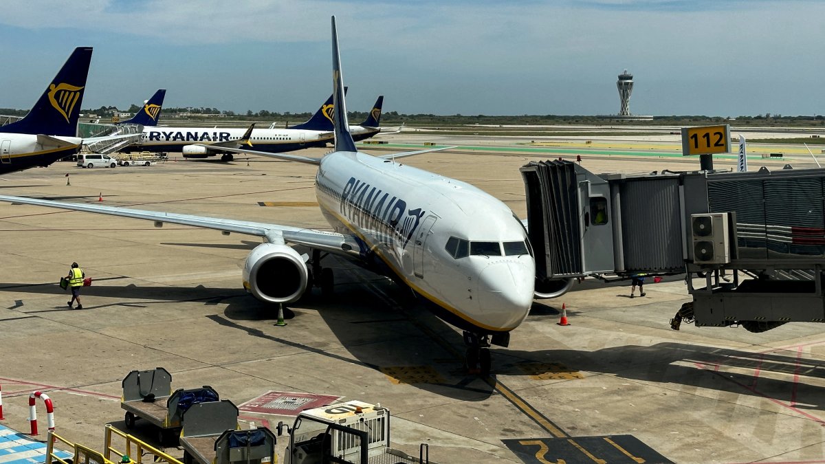 Employees work on a Ryanair plane preparing to take off at Josep Tarradellas Barcelona-El Prat Airport, Spain, May 25, 2024. (Reuters Photo)
