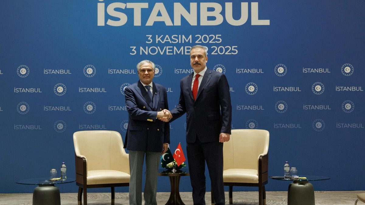 Foreign Minister Hakan Fidan and Pakistani Deputy Prime Minister and Foreign Minister Ishaq Dar shake hands during a bilateral meeting ahead of a ministerial meeting on the Gaza cease-fire, in Istanbul, Nov.3, 2025. (Foreign Ministry Handout)