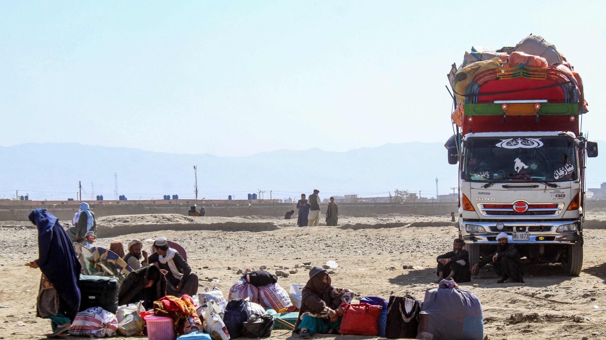 Afghan refugees, along with their belongings, await deportation to Afghanistan near the Pakistan-Afghanistan border in Chaman, Oct. 29, 2025. (AFP File Photo)