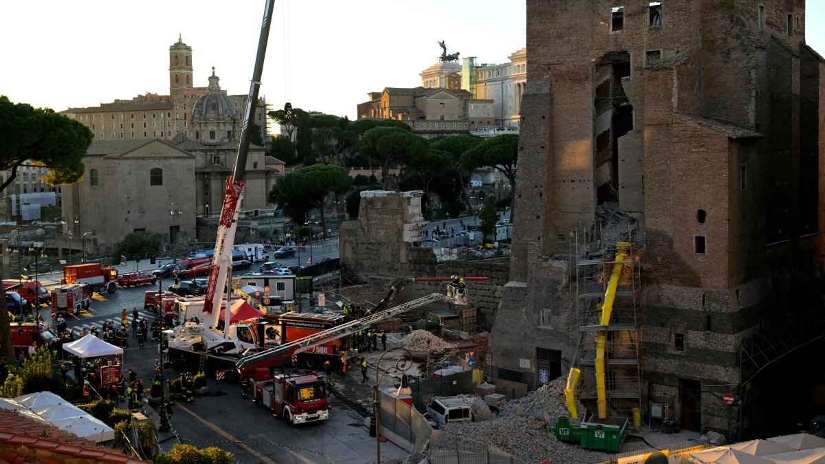 Firefighters work on the site after a part of medieval tower &amp;quot;Torre dei Conti&amp;quot; collapses near the Roman Forum in the historic center of Rome, Italy, Nov. 3, 2025. (AFP Photo)