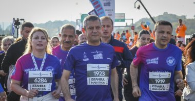 The CHP Chair Özgür Özel runs in the Istanbul Marathon, Istanbul, Türkiye, Nov. 2, 2025. (AA Photo)