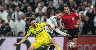 Beşiktaş midfielder Orkun Kökçü (C) battles for the ball with Fenerbahçe’s Ismail Yüksek (L) during the Süper Lig match at Tüpraş Stadium, Istanbul, Türkiye, Nov. 2, 2025. (AA Photo)
