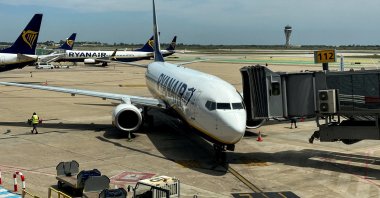 Employees work on a Ryanair plane preparing to take off at Josep Tarradellas Barcelona-El Prat Airport, Spain, May 25, 2024. (Reuters Photo)
