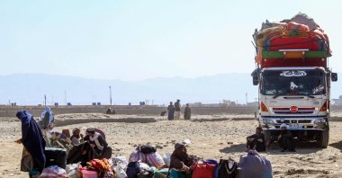 Afghan refugees, along with their belongings, await deportation to Afghanistan near the Pakistan-Afghanistan border in Chaman, Oct. 29, 2025. (AFP File Photo)